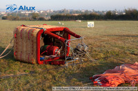 The basket is lying down on the ground to allow to activate the burners during the inflation phase